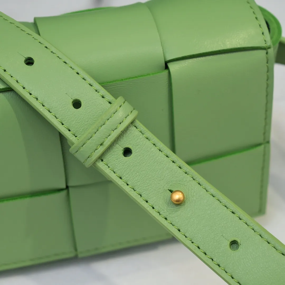 #𝐓𝐇𝐄 𝐁𝐄𝐋𝐓 𝐂𝐀𝐒𝐒𝐄𝐓𝐓𝐄 Checkered waist bag🔻 The hot cassette has a new style. The lambskin material is very light and has the same high-grade touch as always. It can be used as a handbag, waist bag, crossbody, or shoulder bag. Small and exquisite but very easy to use, it is stress-free to install iPhone plus, 💄lipstick 🕶️sunglasses! It continues the square shape of the cassette bag and does not deform after loading. It has a very concave shape! 【6815#】 Size: 17.5*9.5*5cm